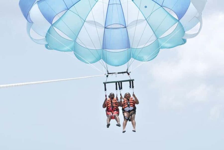 Cozumel: Best Parasailing Experience + Locker - Returning to the boat, then using the facilities