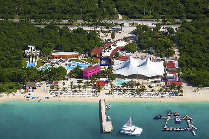 Roots Beach Club® - A beach day with two different descriptions